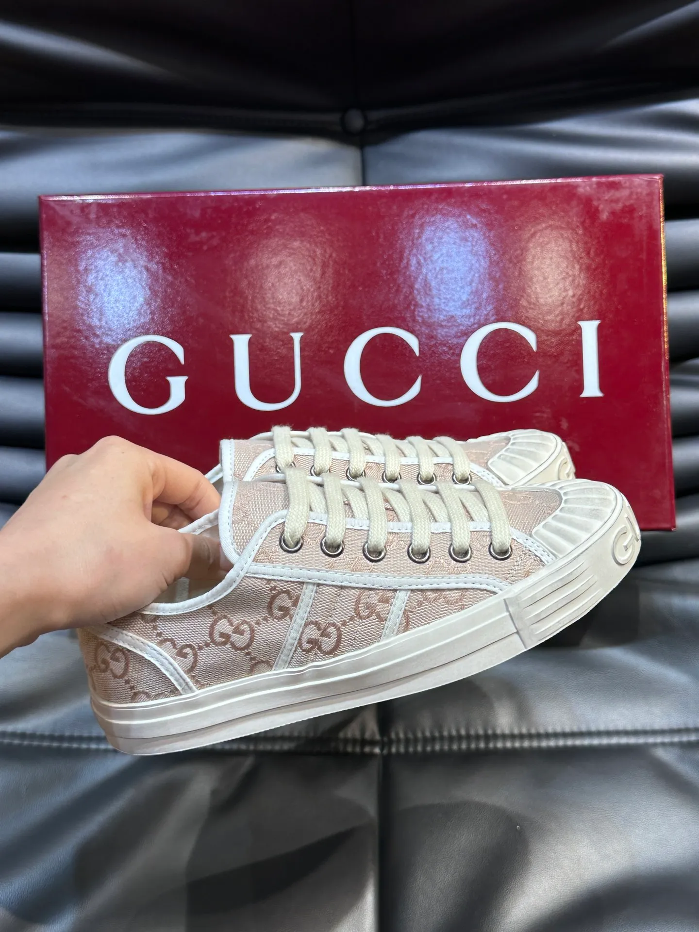 Men's shoes 💰p360 "GUUC*" Couple model 👫GG printed canvas sneakers, this sneaker is from the Gucci Lido series, and its design is inspired by the summer style and beach clubs of the Italian coast. The early autumn series reinterprets the brand's classic design elements and exquisite patterns from a modern perspective. These low-top sneakers are crafted from the brand's original fabric, the classic GG printed canvas, with a slightly distressed effect around the rubber sole. The GG pattern and logo are cleverly integrated into the sole, and the toe is embellished with an embossed Gucci logo. The towel insoles are decorated with brand logo leather labels, are light, comfortable and breathable for the feet, and come with a full set of original packaging! Size: Female 35-40 Male 38-45 (46 customized)